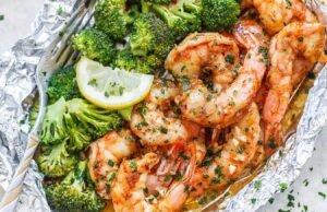 Baked Shrimp and Broccoli Foil Packs with Garlic Lemon Butter Sauce